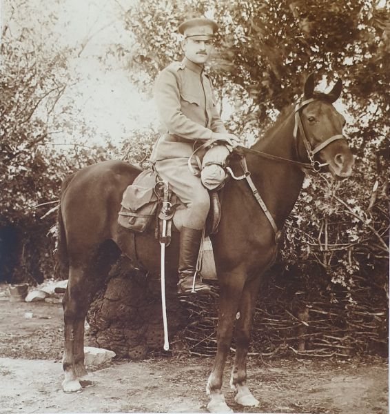 Обер-офицер кавалерии с офицерской саблей обр. 1905 г. в седельной лопасти обр. 1914 г. (1915 год).jpg, 1.02 МБ, 1645 x 1745