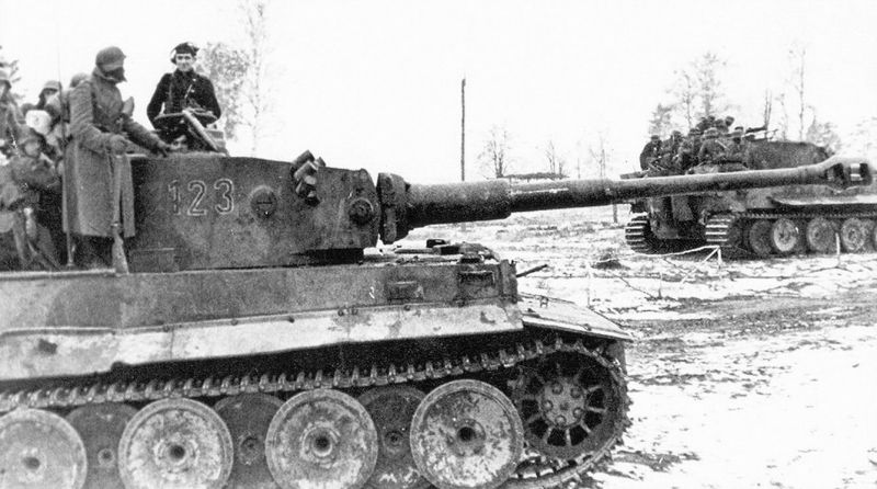 Немецкие танки «Тигр» с десантом на борту на советско-германском фронте. 1943 г.