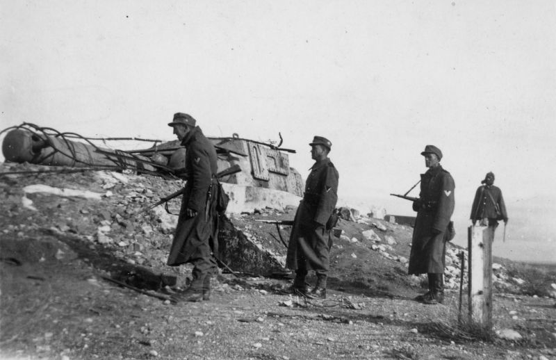 Немецкие горные егеря у дальномера 35-й батареи в Севастополе. Апрель 1944 г.