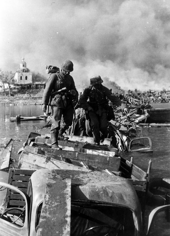 Немецкие солдаты переправляются через Дон по разбитым грузовикам на переправе в Коротояке. Июль 1942 г.