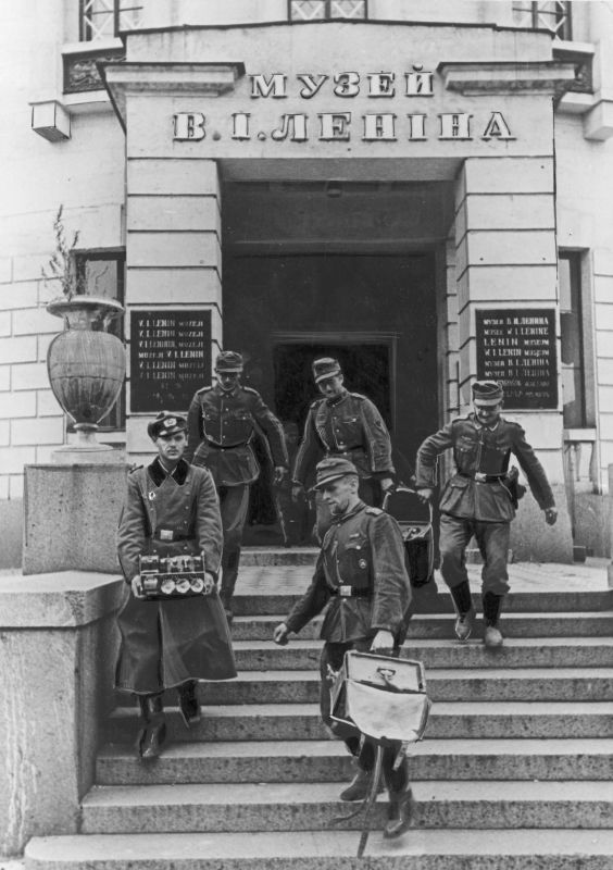 Немецкие солдаты и офицеры на крыльце музея Ленина в оккупированном Киеве. Октябрь 1941 г.
