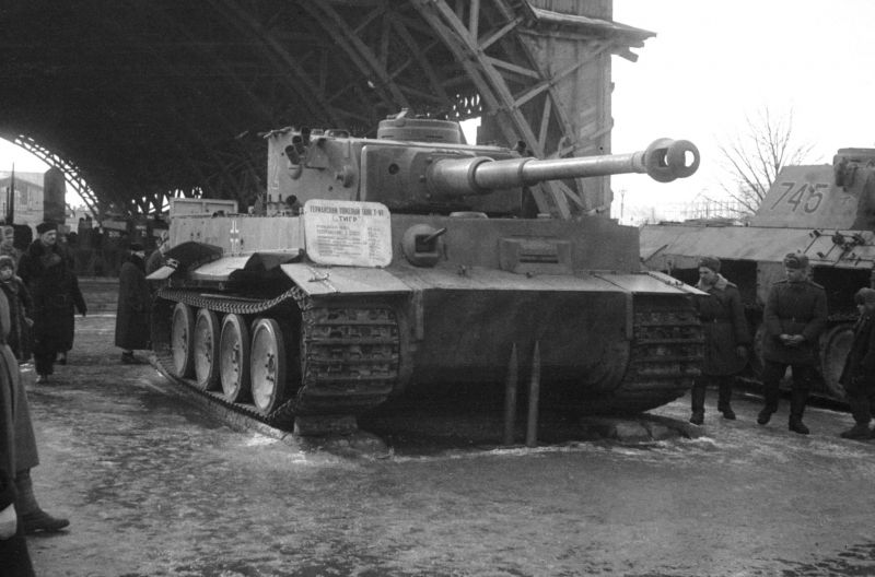 Немецкий танк Pz.Kpfw. VI «Тигр» на выставке трофейного оружия в парке Горького в Москве. 1 марта 1944 г.