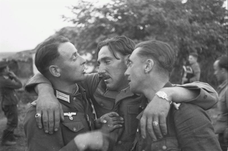 Выпившие офицеры и унтер-офицеры вермахта в оккупированной советской деревне. 1943 г.