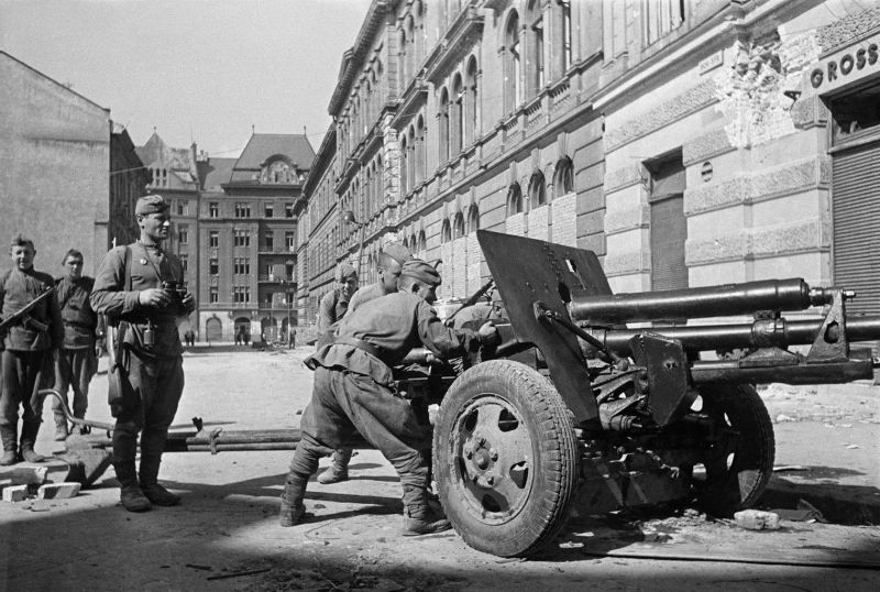 Расчет советского орудия ЗиС-3 на улице Кубаля в освобожденном Львове. Июль-август 1944 г.