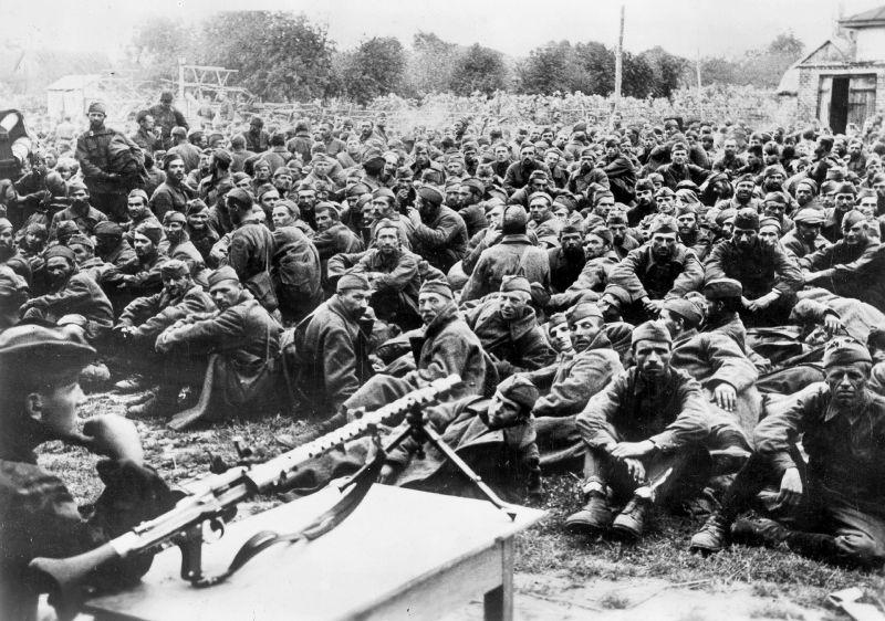 Советские военнопленные, попавшие в плен под Киевом. 27 сентября 1941 г.
