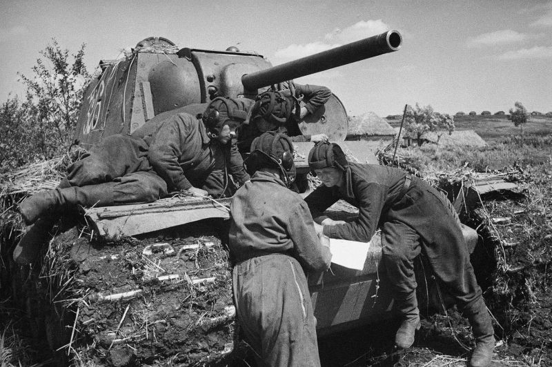 Экипаж советского танка КВ-1 у карты готовится к бою на Брянском фронте. 1941 г.