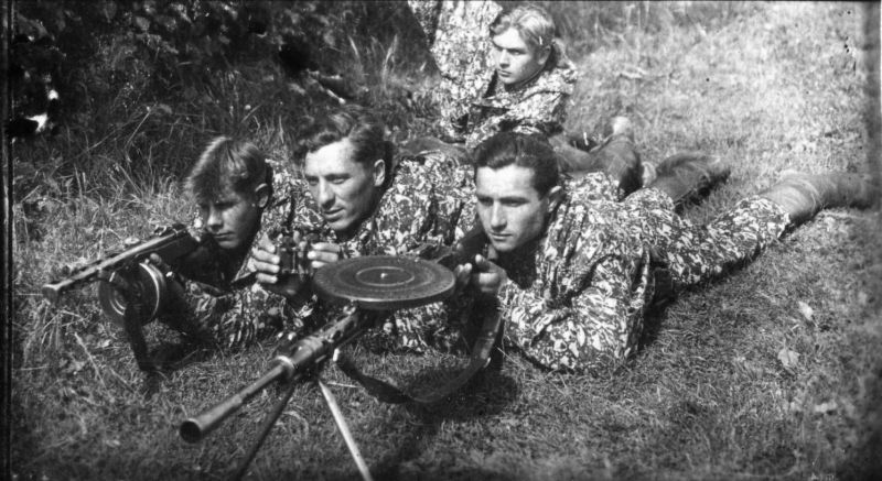 Групповой снимок «охотников» за членами литовского бандформирования «лесные братья». 1947 г.