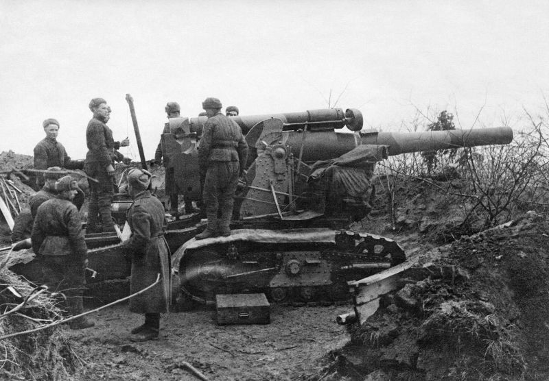 Бойцы расчета советской 203-мм гаубицы Б-4 готовят орудие к бою