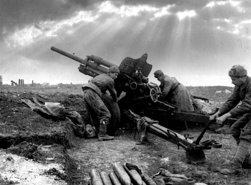 Расчет советской пушки УСВ ведет огонь по противнику в боях за Керчь. Апрель 1944 г.