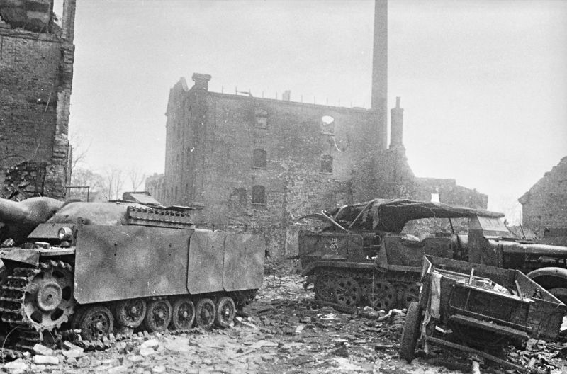 Подбитая немецкая САУ StuG III и тягач Sd.Kfz. 7 на улице города Фишхаузен. Апрель 1945 г.