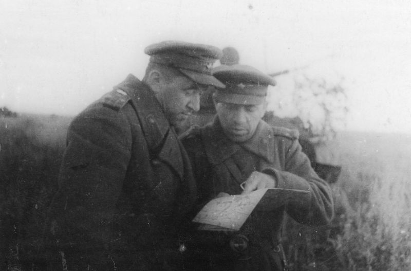 Гвардии полковник И.И. Гусаковский работает с картой в ходе форсирования Западного Буга. Июль 1944 г.