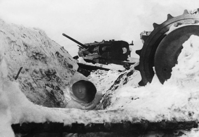 Немецкий солдат в окопе на советско-германском фронте у подбитых танков «Валентайн». 23 декабря 1942 г.