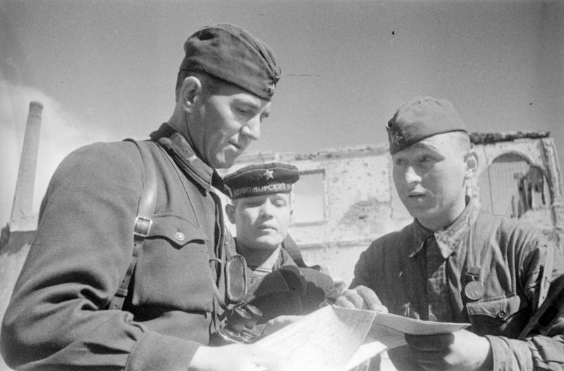 Разведчики докладывают капитану А. Погорелову о результатах разведки под Новороссийском. 1943 г.