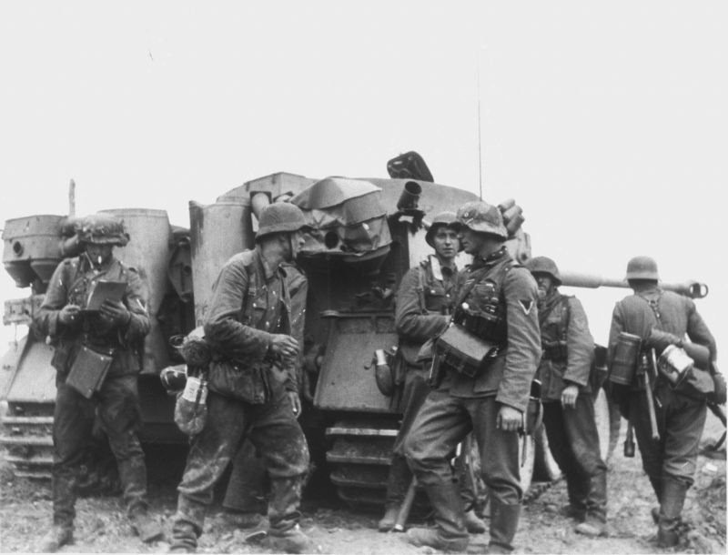 Немецкие солдаты рядом с танком «Тигр» в районе Ладожского озера. 20 августа 1943 г.