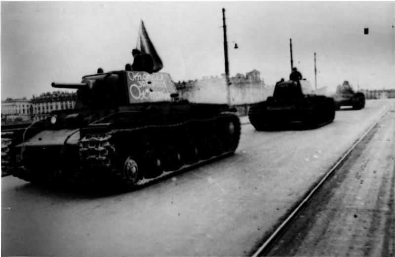 Танки КВ-1 проезжают по Республиканскому мосту в Ленинграде, отправляясь на фронт. 1941 г.