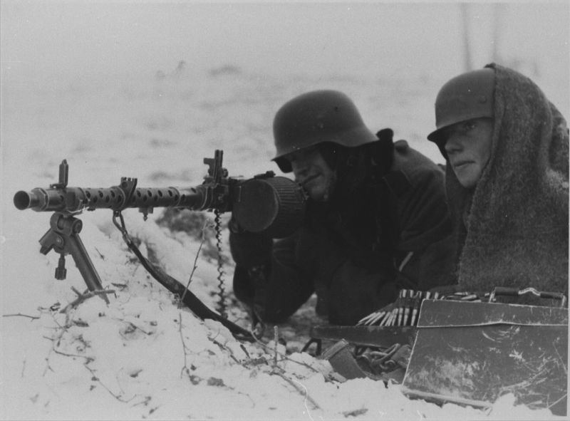Немецкие пулеметчики из состава кавалерийской бригады СС на позиции в районе Торопца. Январь - февраль 1942 г.