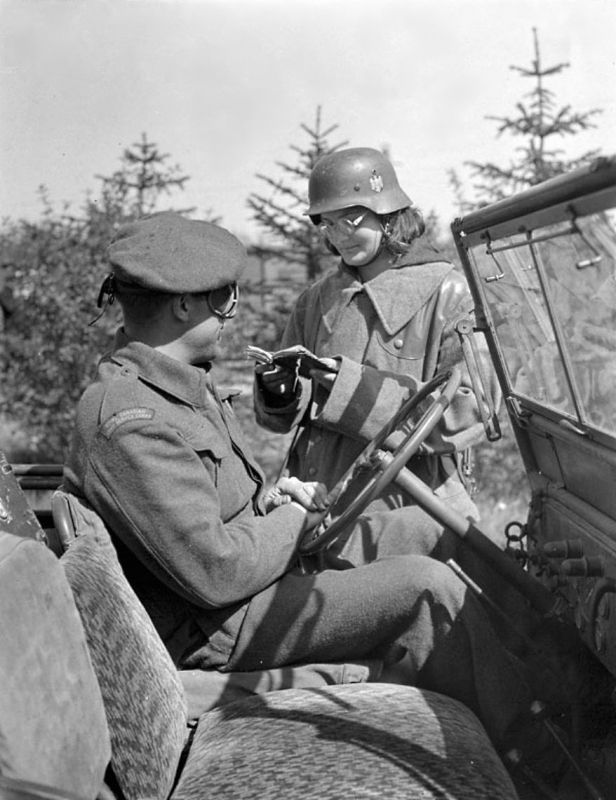 Польская военнослужащая проверяет документы британского водителя. 7 мая 1945 г.