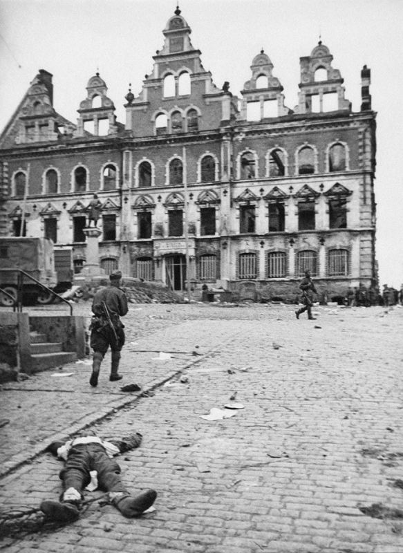 Советские бойцы на площади только что освобожденного Выборга. 20 июня 1944 г.