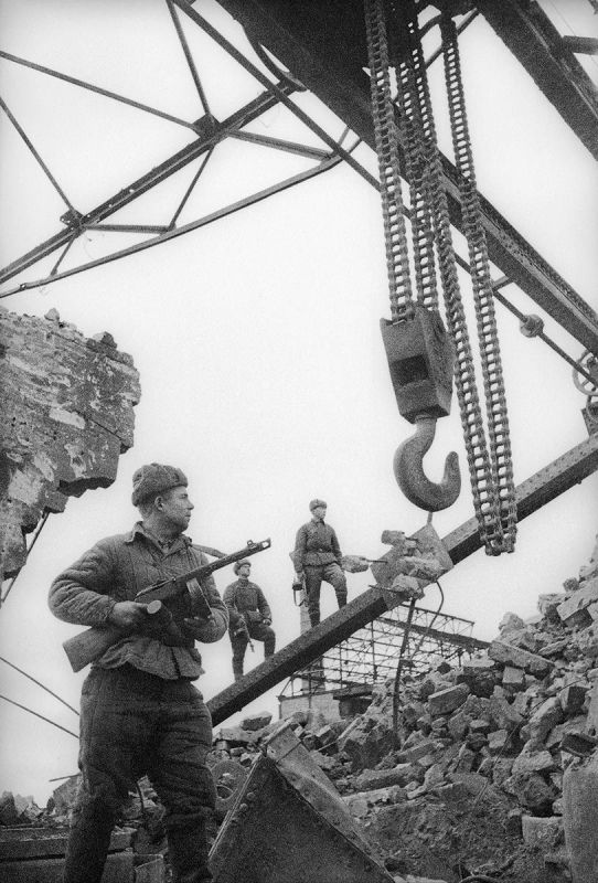 Советские автоматчики в разрушенном цеху Керченского металлургического завода. Май 1944 г.