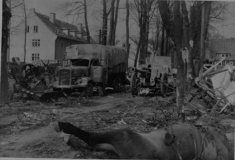 Брошенные немецкие 105-мм гаубицы и автомобили в Пиллау. Апрель 1945 г.