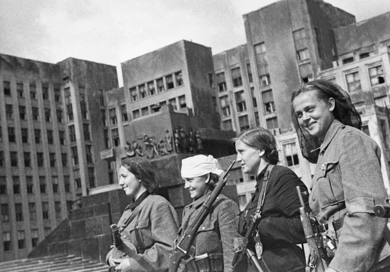 Женщины-партизаны на площади Ленина в освобожденном Минске. Июль-август 1944 г.