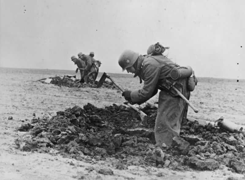 Немецкие солдаты окапываются в районе Феодосии. Апрель 1944 г.