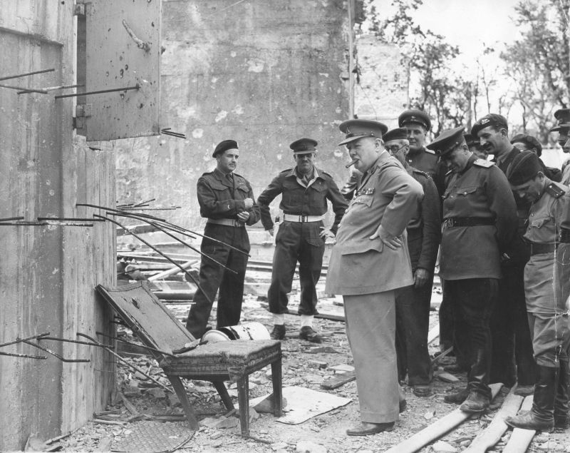Премьер-министр Великобритании У. Черчилль у стула Гитлера в Рейхсканцелярии в Берлине. Июль 1945 г.