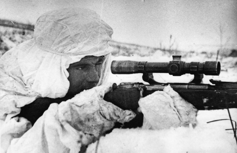 Снайпер 117-го стрелкового полка 23-й стрелковой дивизии А.И. Фролов на позиции. 1943 г.