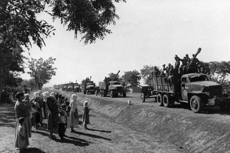 Советское артиллерийское подразделение на марше по дороге в Румынии. Сентябрь 1944 г.