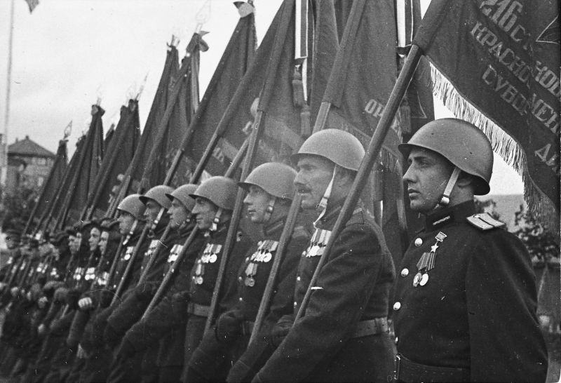 Знаменосцы сводного полка 3-го Белорусского фронта перед началом Парада Победы в Москве. 24 июня 1945 г.
