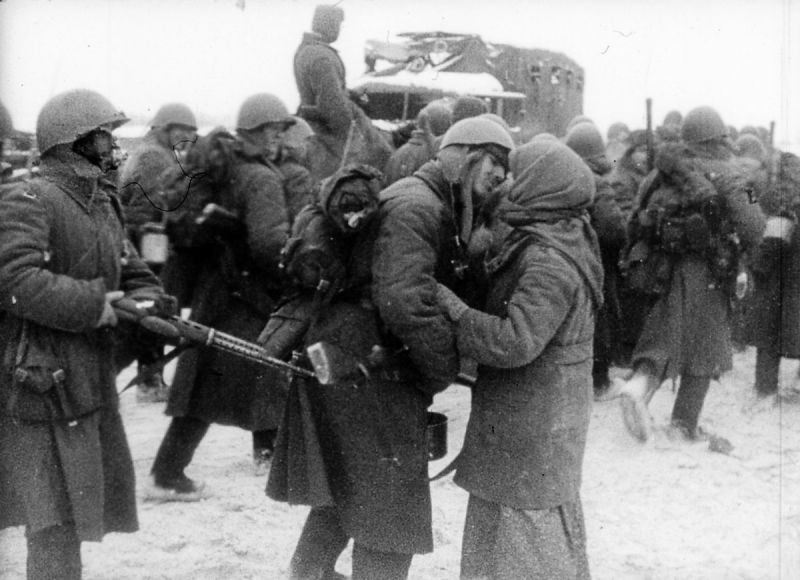 Жительница села под Солнечногорском встречает освободителей — бойцов Красной Армии. Декабрь 1941 г.