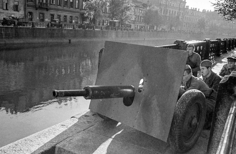 Артиллеристы РККА возле 45-мм пушки 7–33 на набережной реки Мойки в Ленинграде