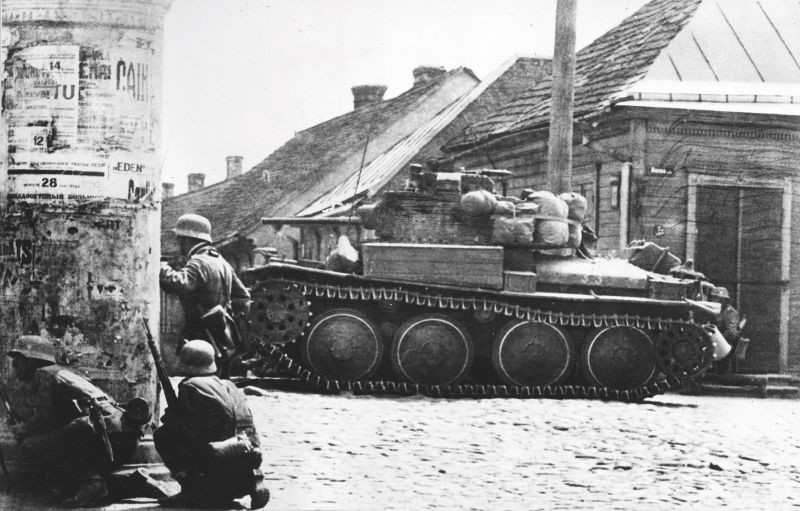 Немецкая пехота и танк Pz.Kpfw. 38(t) в бою за советский город. Июль 1941 г.