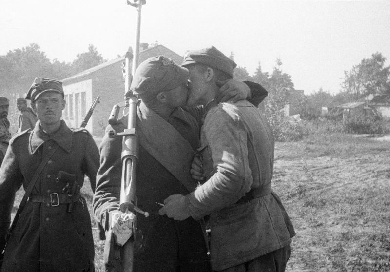 Встреча двух друзей — солдат Войска польского во время боев под Варшавой. Октябрь 1944 г.