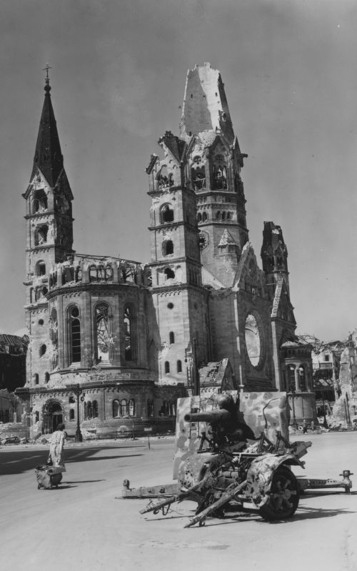 Немецкая зенитная пушка у разрушенной мемориальной церкви Кайзера Вильгельма в Берлине. Июль 1945 г.