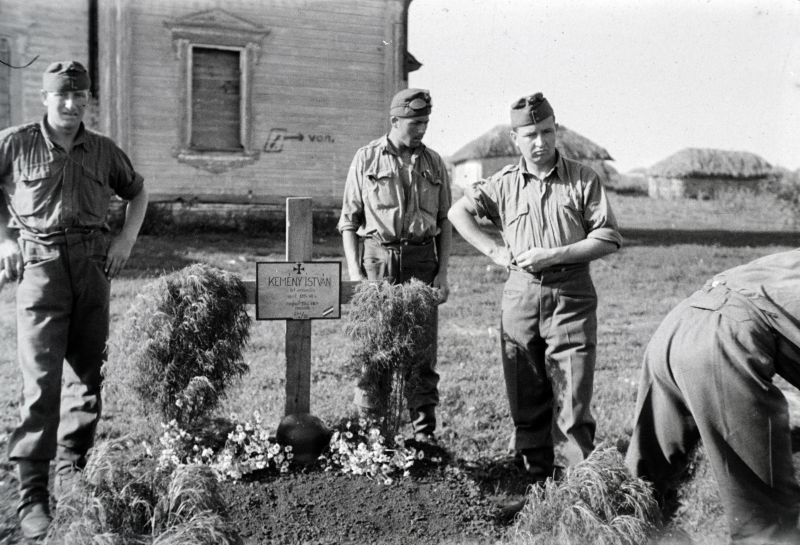 Венгерские солдаты на могиле сержанта Иштвана Кеменя в селе Терновое Острогожского района. Июль 1942 г.