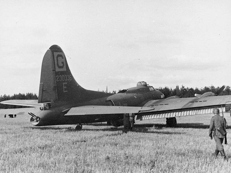 Американский бомбардировщик B-17, совершивший вынужденную посадку в Дании. 9 октября 1943 г.