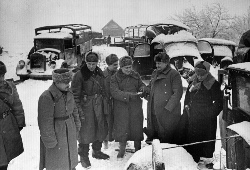 Генерал Рокоссовский и писатель Ставский осматривают захваченную немецкую автотехнику. Декабрь 1941 г.