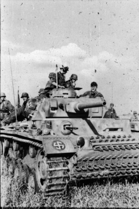 Танк Pz.Kpfw. III из состава дивизии СС «Викинг» на марше в СССР. Июнь - август 1942 г.