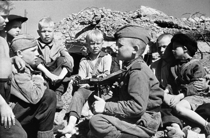 Сын полка общается со сверстниками в освобожденной Кондопоге. Август 1944 г.