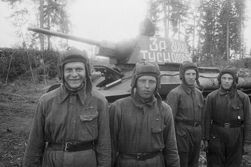 Члены экипажа танка Т-34 «За Зину Туснолобову». 1944 г.