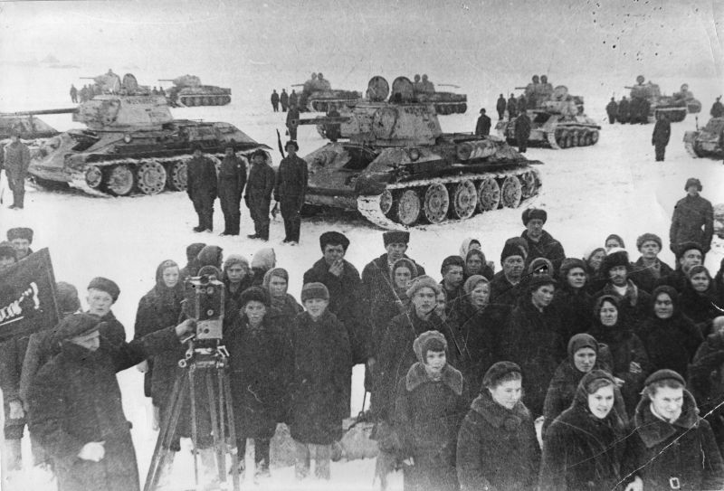 Митинг, посвященный передаче 2-й танковой колонны «Московский Колхозник» в войска. 21 декабря 1942 г.