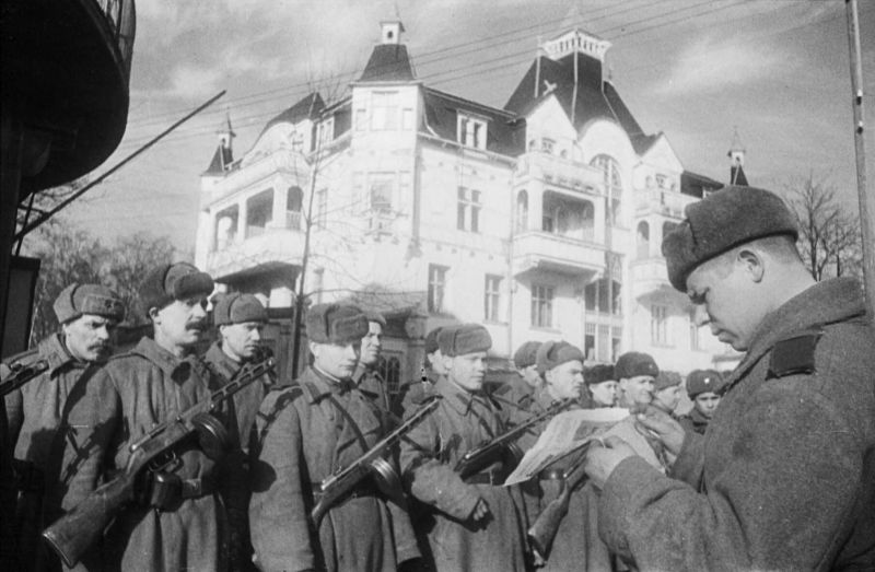 Старший сержант Баранцов зачитывает перед строем приказ в День Красной Армии в Кранце. 23 февраля 1945 г.