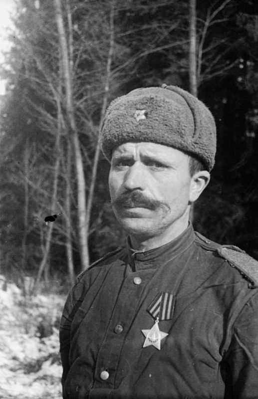 Санитар гвардии рядовой Ф. Тарасевич, награжденный орденом Славы. Февраль 1945 г.