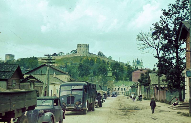 Колонна немецких автомобилей на улице оккупированного Смоленска. Август 1941 г.