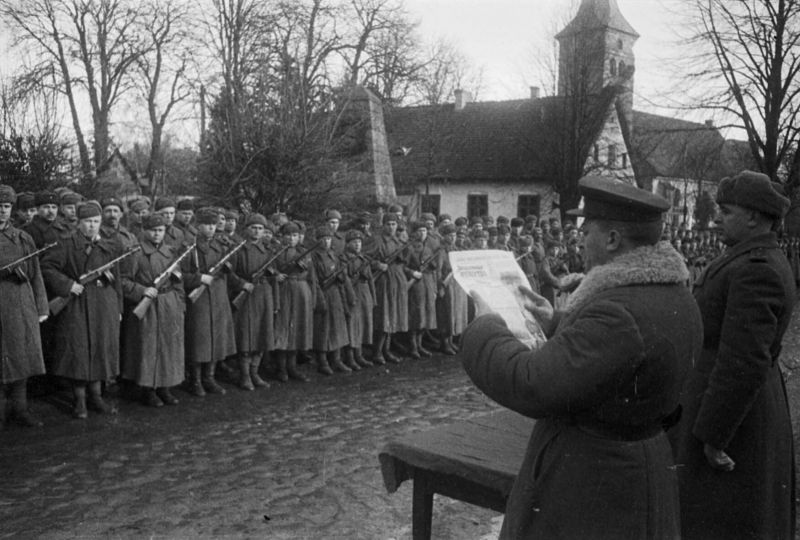 Подполковник П.Н. Шерстов зачитывает перед строем приказ в День Красной Армии. 23 февраля 1945 г.