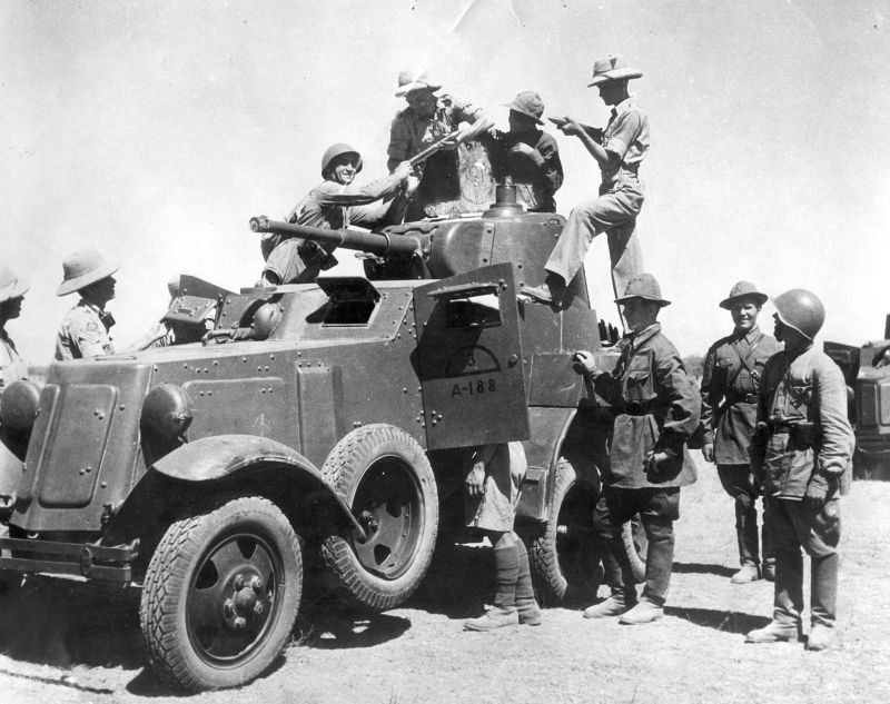 Британские солдаты осматривают советский бронеавтомобиль БА-10М в Иране. 1941 г.