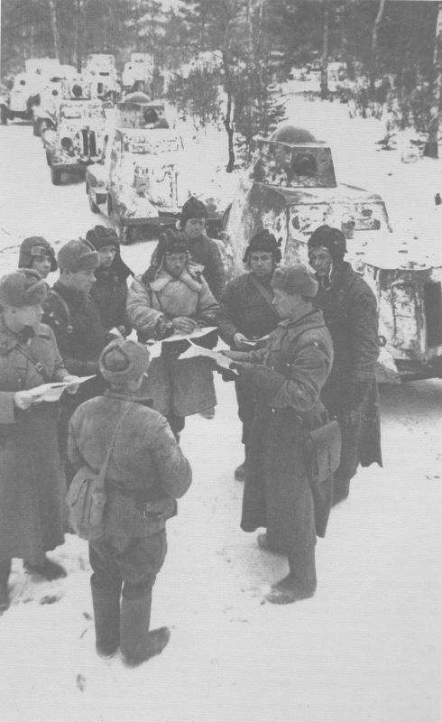 Экипажи советских бронеавтомобилей уточняют боевую задачу в районе Можайска. Ноябрь 1941 г.