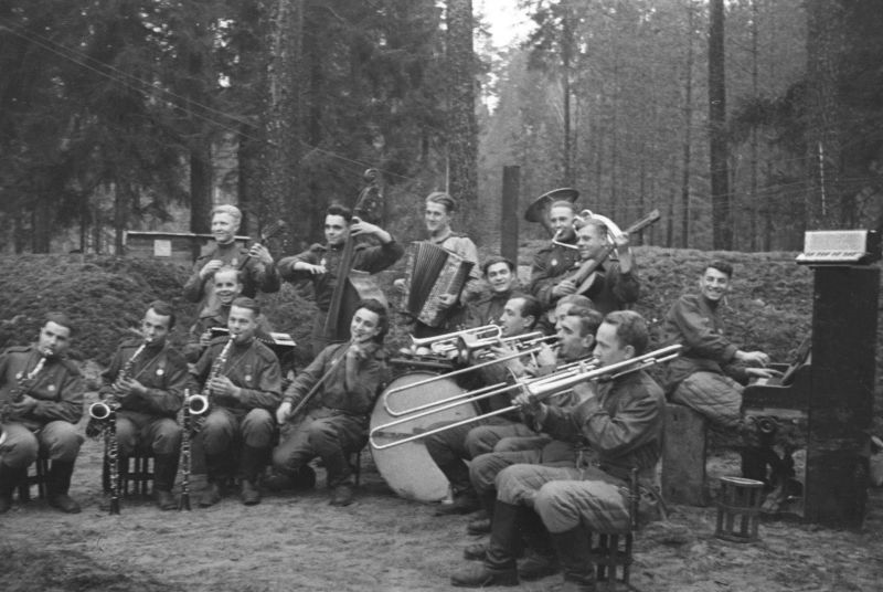 Оркестр 10-го Уральского Добровольческого танкового корпуса во время концерта