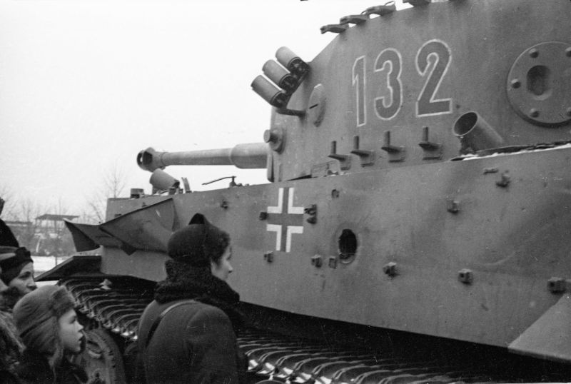 Горожане у танка «Тигр» на выставке трофейной военной техники в ЦПКИО им. Горького. Ноябрь-декабрь 1943 г.